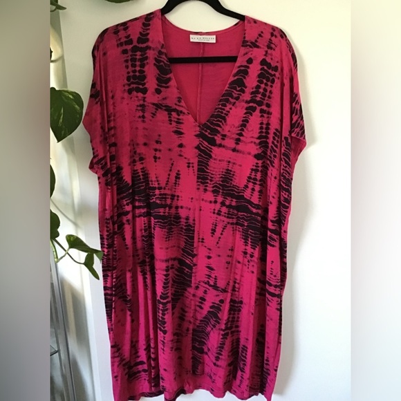 Vibrant Pink and Black Women's Tunic Top. - Picture 1 of 5